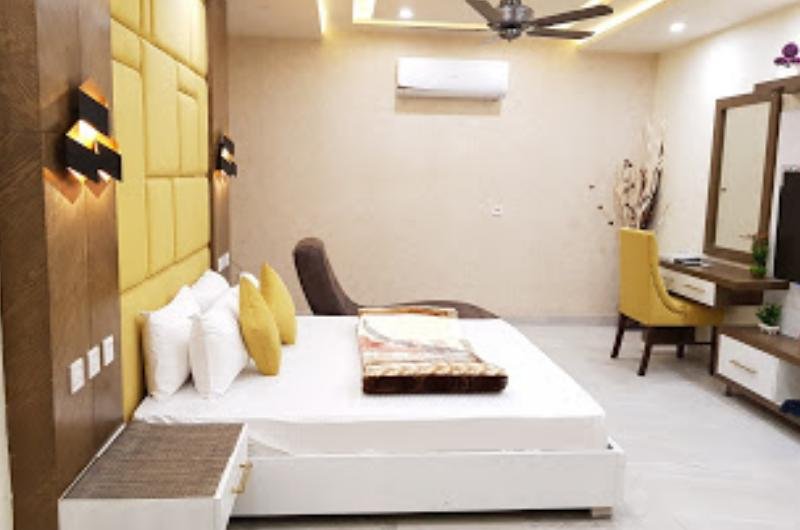 hotel-avalon-suites-multan-Deluxe Double Room