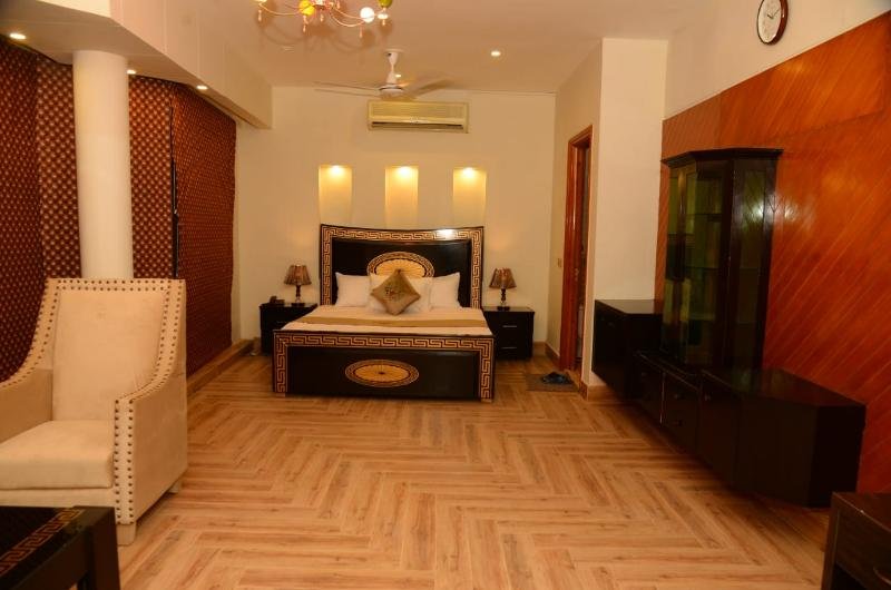 park-view-hotel-gulberg-Deluxe Double Room